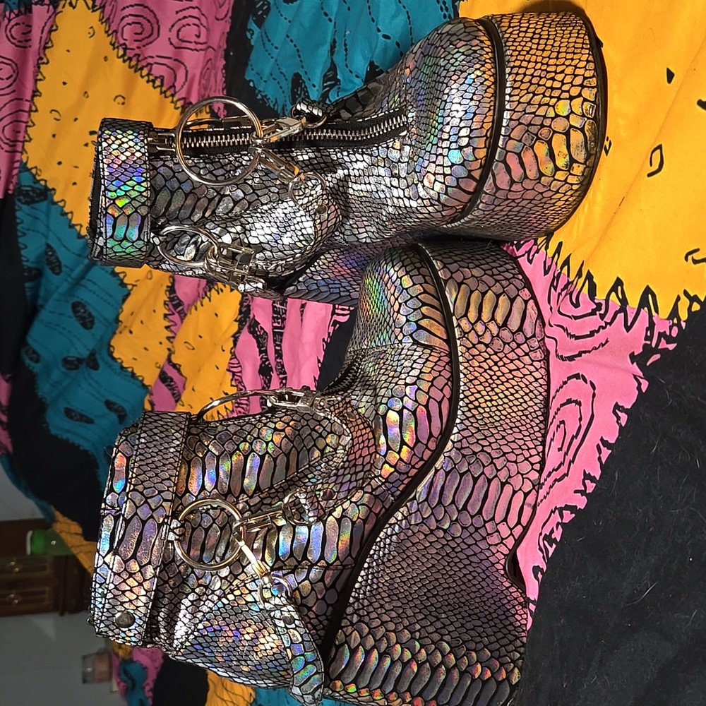EUC Dolls Kill Club Exx Electric Venom Hologram Boots (9)